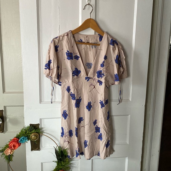 Free People Dresses & Skirts - Free People Deep V Short Sleeve Dress size 2